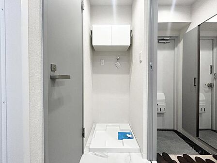 大きな鏡付きの洗面台で、身支度がしやすい設計です。