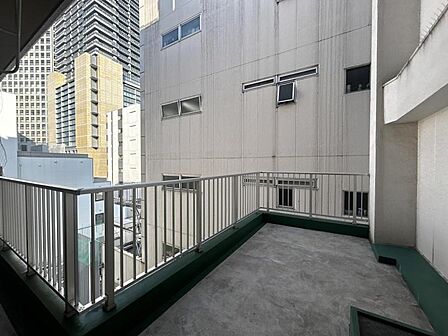 洗濯物もしっかり干せる、実用性の高いバルコニーです。