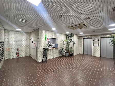 清潔感のある明るいエントランスが、毎日の帰宅を心地よく迎えてくれます。