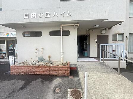 【エントランス】上質な雰囲気を纏う共用スペース。