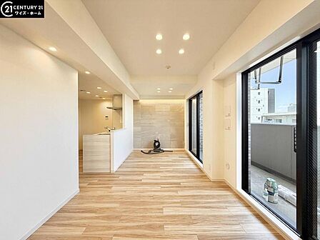【リビング:10.6帖】大きな窓から降り注ぐ自然光が、リビング全体を明るく温かい空間に演出します。