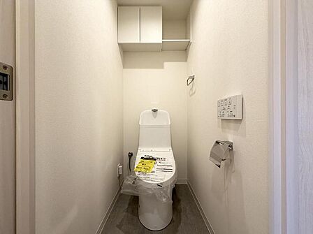 【トイレ】上部の棚にストックを収納できます