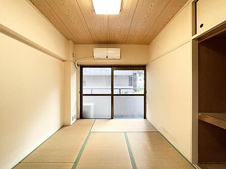 【洋室:4.5帖】分譲ならではのしっかりとした建具が印象的です。