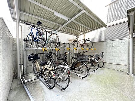 【駐輪場】屋根付き駐輪場で、雨の日も安心です。