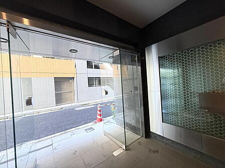 【エントランス】しっかりと管理が行き届き開放感があり明るいマンションの顔。