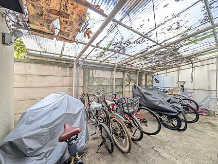 【駐輪場】屋根付きの駐輪スペースがあり、雨の日も安心です。