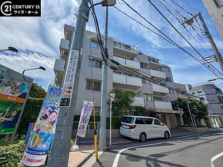 【外観】 青空に映える重厚な佇まい。都心の喧騒を忘れさせる端正な外観。