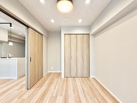 【洋室：5.1帖】静かな洋室は、仕事にも読書にもぴったり。家族の気配を感じながらも、集中できる“自分時間”を確保できます。