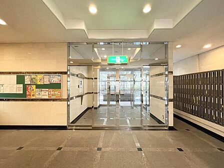 【エントランス】建物の印象を高める洗練された佇まい。