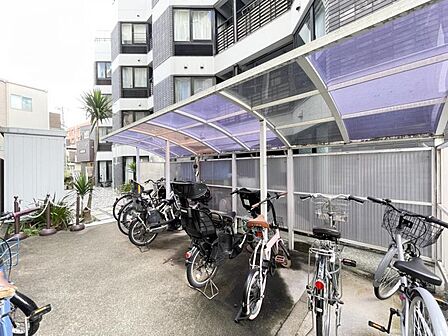 【駐輪場】屋根付き駐車場で大事な愛車も安心して置いておけます。