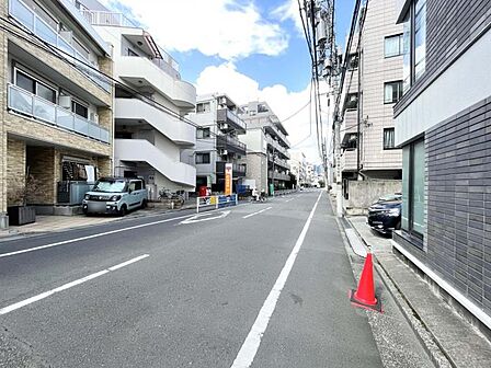 【エントランス】幅員にゆとりある前面道路。視界が広がり、確かな開放感があります。