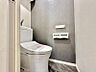 トイレ：【トイレ】落ち着いたトーンで洗練されたデザインのトイレです。