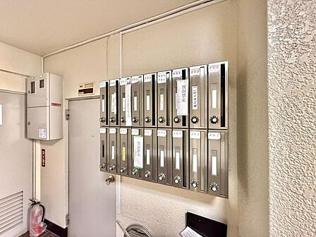 【エントランス】不在時にも便利な宅配ボックスを備えています。