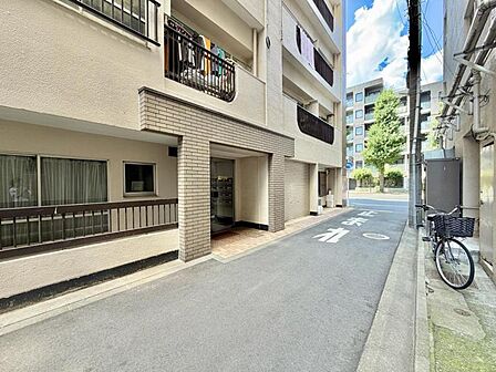 【エントランス】落ち着いた雰囲気のエントランスです。