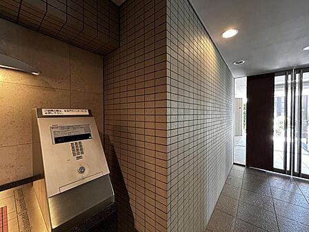 【オートロック】マンションならではのセキュリティと防犯性能。