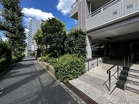 【エントランス】ゆとりあるフラットアプローチ。日々の歩みも優雅に迎えるエントランス。
