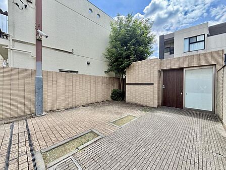 【エントランス】美しい石畳が、居住者やゲストを優雅に迎えるエントランス