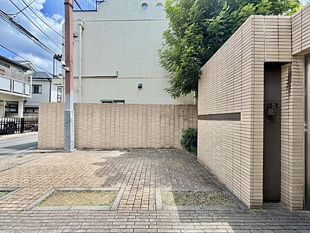 【エントランス】「ただいま」を優しく包む、温かな光とゆとりあるエントランス。