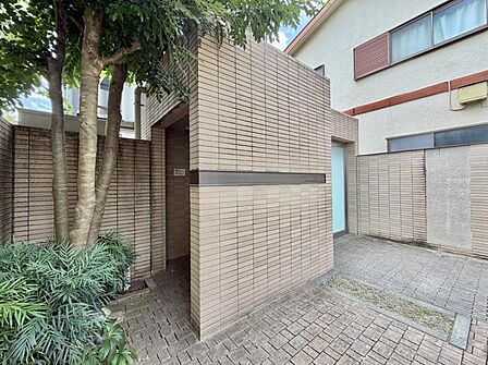 【エントランス】上質なデザインが落ち着きと高級感を与えます。お客様をもてなすのにぴったりなエントランス空間です。