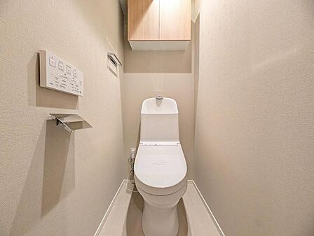 【トイレ】落ち着いたトーンで洗練されたデザインのトイレです。