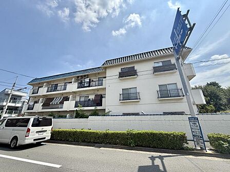 【外観】端正なフォルムが印象に残る建物デザイン。
