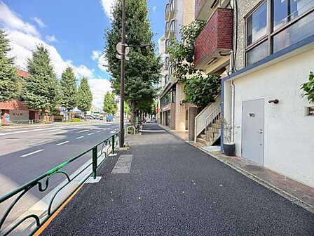 【周辺】商業施設や公共施設も充実しており、生活利便性の高い街並みです。