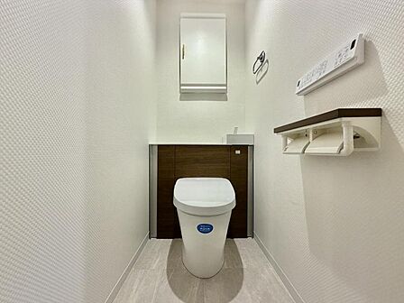 【トイレ】白を基調とした清潔感あふれる空間となっております。