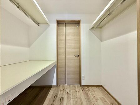 【収納】大きなWICが完備。衣類や大きな家電などをマルチに収納できて住空間をより広げてくれます。