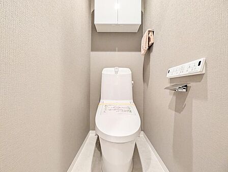 【トイレ】落ち着いたトーンで洗練されたデザインのトイレです。