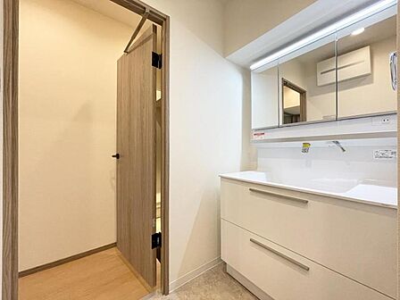 【洗面台】収納力を備えた使い勝手の良い洗面台。