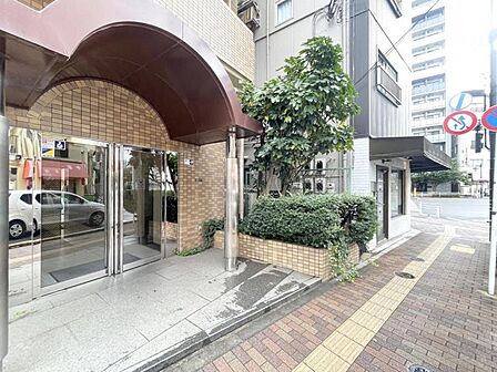 【エントランス】落ち着いた雰囲気のエントランスです。