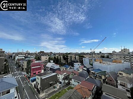 【眺望】 解放感あふれる都心の眺望と、閑静な住宅街の静けさが調和する贅沢な景色。