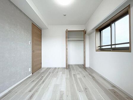 【洋室:6.0帖】 シンプルで落ち着いた洋室は、夫婦の寝室に。一日の終わりに、ほっとひと息つけるプライベート空間です。