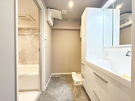 【洗面所】 広く清潔感のある洗面所。朝の外出の準備やお洗濯もスムーズに行えそうです。