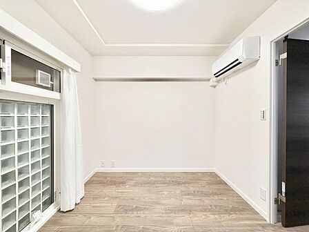 【洋室:4.9帖】 シンプルで温かみのあるデザインで、ゆったりと過ごせます。