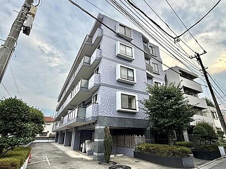 【外観】端正なフォルムが印象に残る建物デザイン。