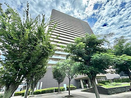 【外観】 青空に映える重厚な佇まい。都心の喧騒を忘れさせる端正な外観。