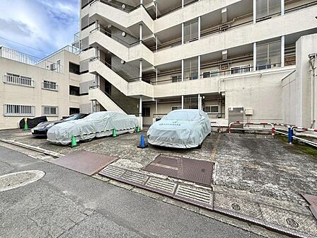 【駐車場】ゆとりを持って駐車できる配置計画。