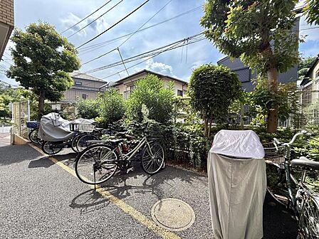 【駐輪場】敷地内に整理された駐輪場があり、愛車の保管に便利。
