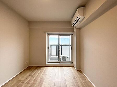 【洋室:6.6帖】フローリング仕様でお手入れもしやすいお部屋です。