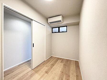 【洋室:】寝室にも、ワークスペースにも。暮らしに寄り添う一室。