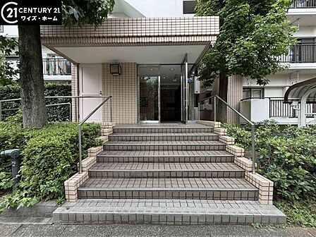 【エントランス】しっかりと管理が行き届き開放感があり明るいマンションの顔