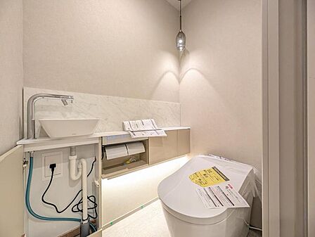 【トイレ】落ち着いたトーンで洗練されたデザインのトイレです。