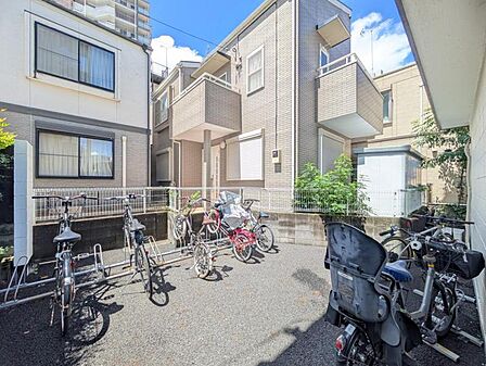 【駐輪場】敷地内に整理された駐輪場があり、愛車の保管に便利。