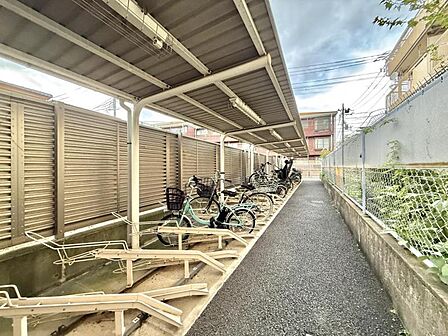 【駐輪場】雨の日も快適な屋根付き駐輪場を完備。住まう人の動線に配慮した設計。