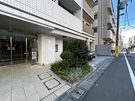 【エントランス】 しっかりと管理が行き届き開放感があり明るいマンションの顔