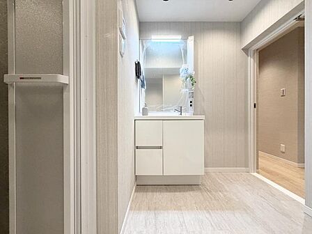 【洗面所】広く清潔感のある洗面所。朝の外出の準備やお洗濯もスムーズに行えそうです。