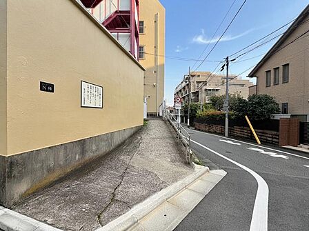 【外観】ベビーカーも車椅子もスムーズに。家族みんなに優しいアプローチ。