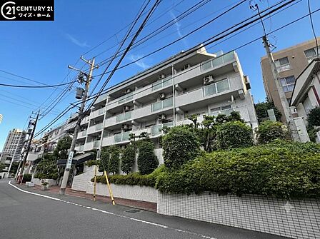 【外観】青空に映える重厚な佇まい。都心の喧騒を忘れさせる端正な外観。