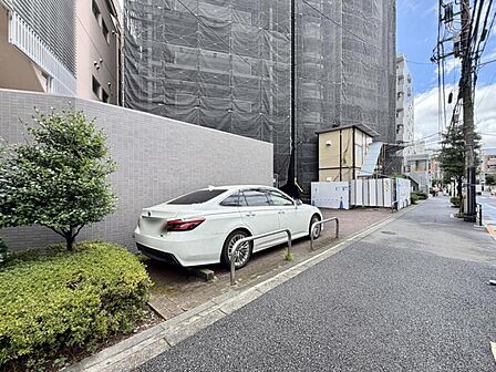 【エントランス】綺麗に整備された歩道。毎日通る道だからこそ嬉しい。